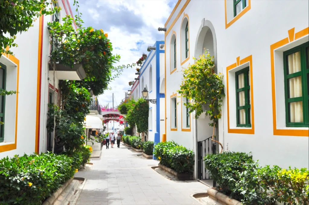 Mensen onderweg naar het werk in Marbella