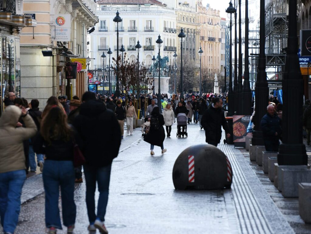 Personnes se rendant au travail à Madrid
