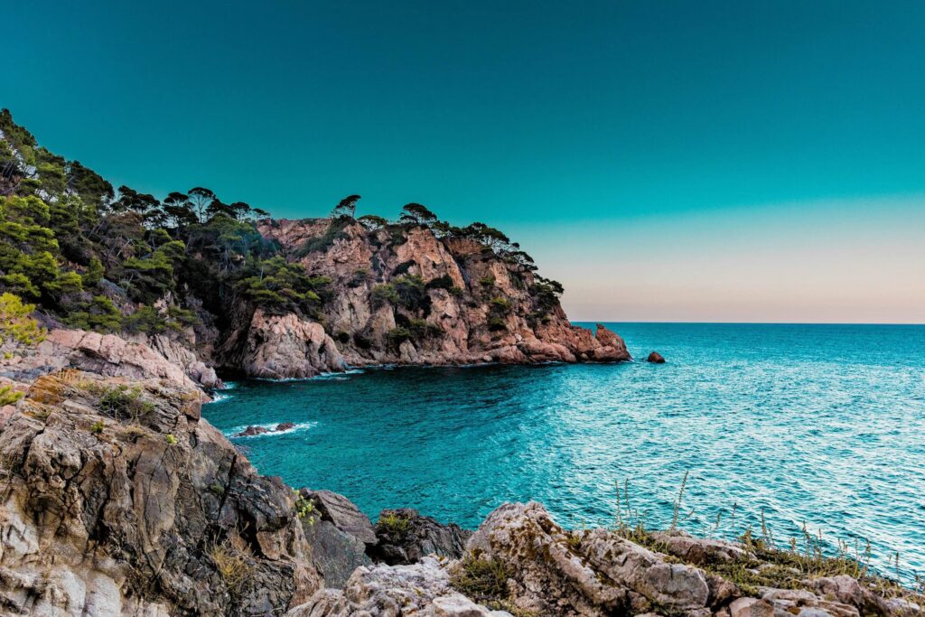 Het heldere blauwe water in Marbella