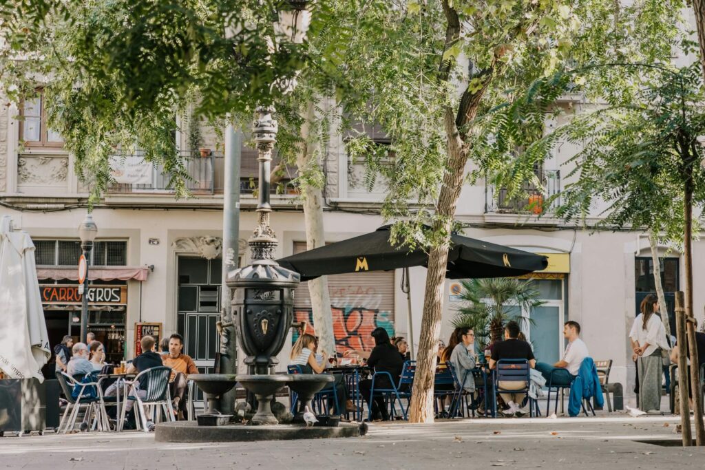Mensen en het dagelijks leven in de wijken van Barcelona