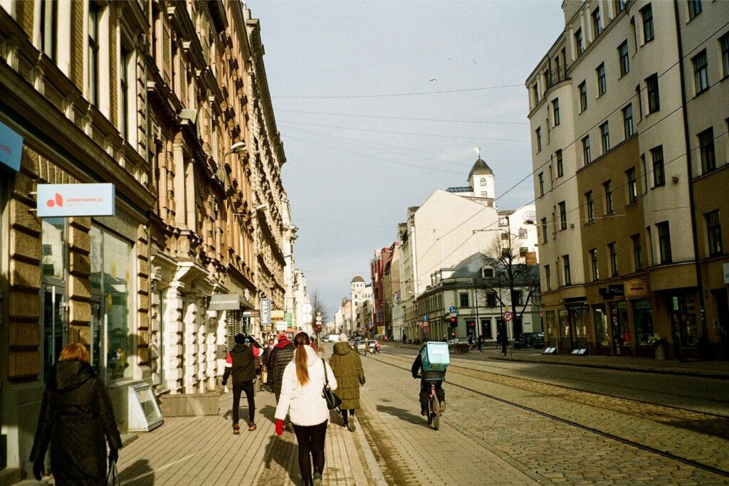 Personen auf dem Weg zur Arbeit in Riga